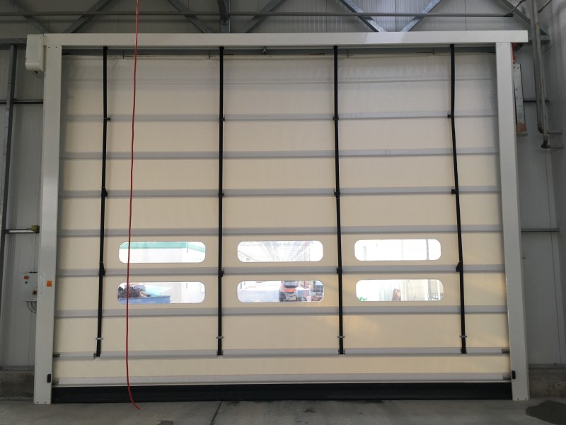Installation d'une porte souple rapide à empilement pour un entrepôt