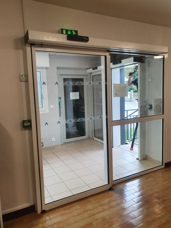 Installation de deux portes piétonnes automatiques